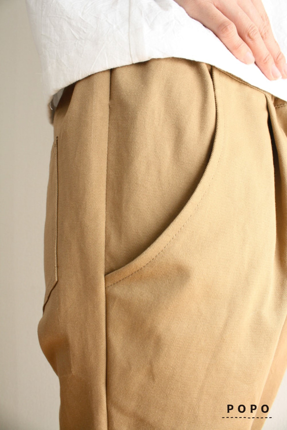 四季皆宜的斜紋棉布錐形褲，米色，修身顯腿長，鬆緊腰帶 第4張的照片