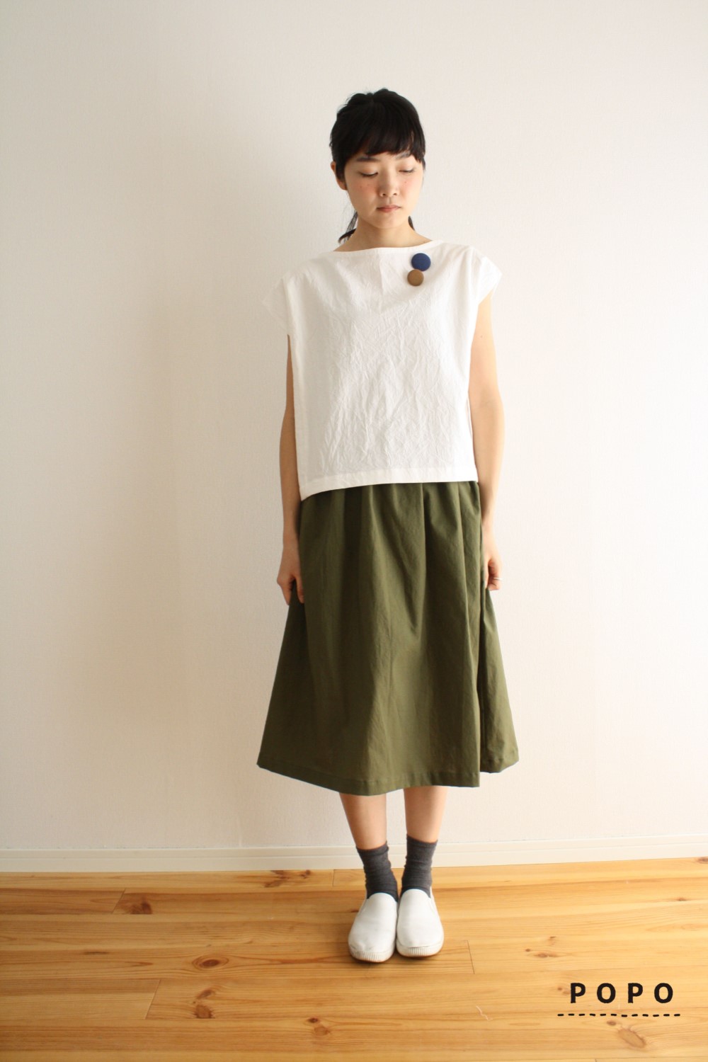 ボートネック　ノースリーブブラウス　コットン　しわ加工　缶バッジ付き