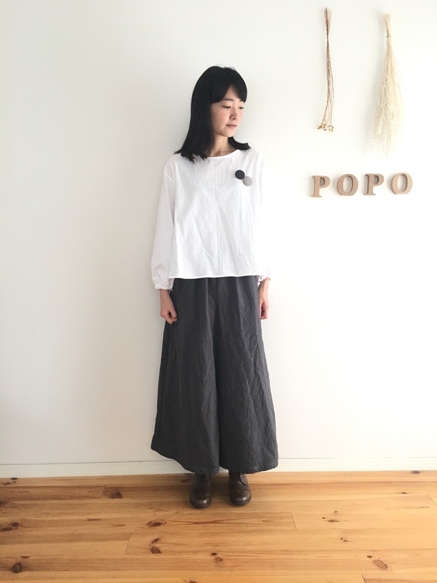 袖口ギャザーブラウス　シンプル　長袖　しわ加工