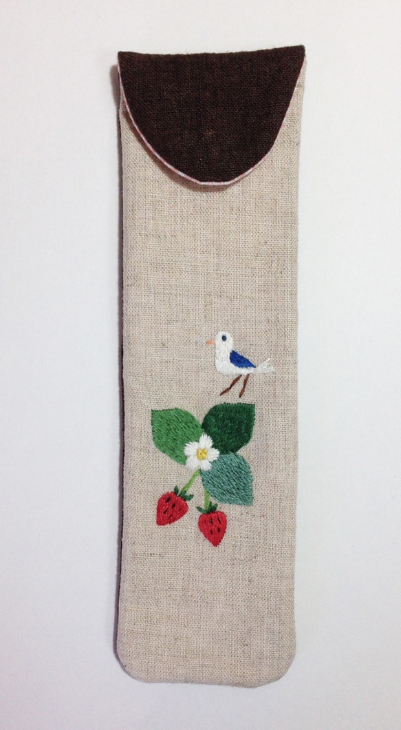 苺と小鳥の刺繍ペンケース 1枚目の画像