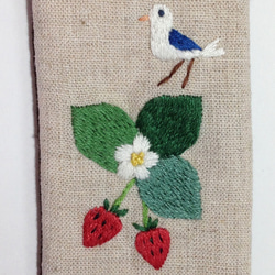 苺と小鳥の刺繍ペンケース 2枚目の画像