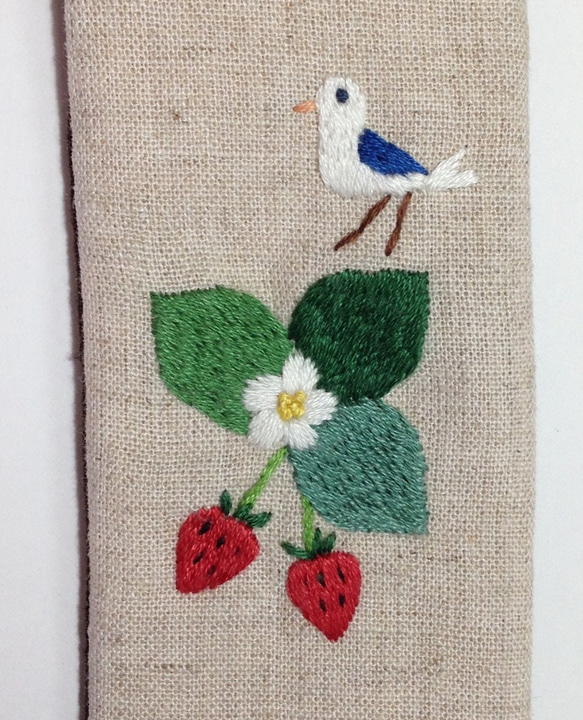 苺と小鳥の刺繍ペンケース 2枚目の画像