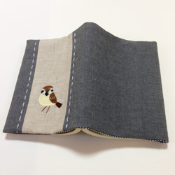 すずめ刺繍の文庫本カバー 2枚目の画像