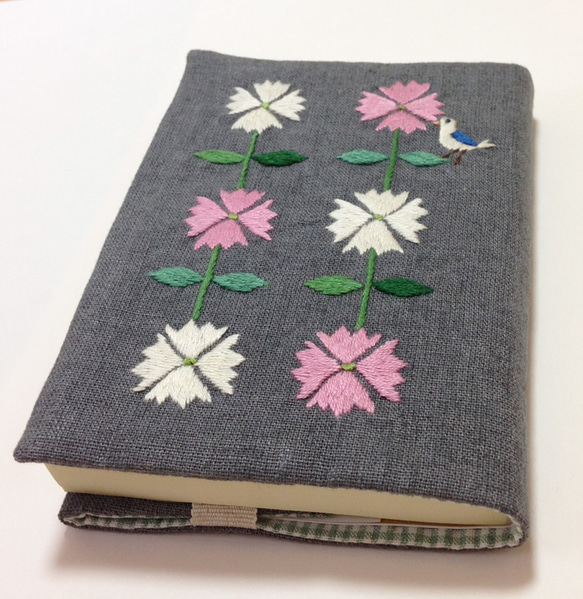 ナデシコと小鳥の刺繍の文庫本カバー 1枚目の画像