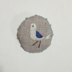 青い羽の小鳥の刺繍ブローチ 1枚目の画像