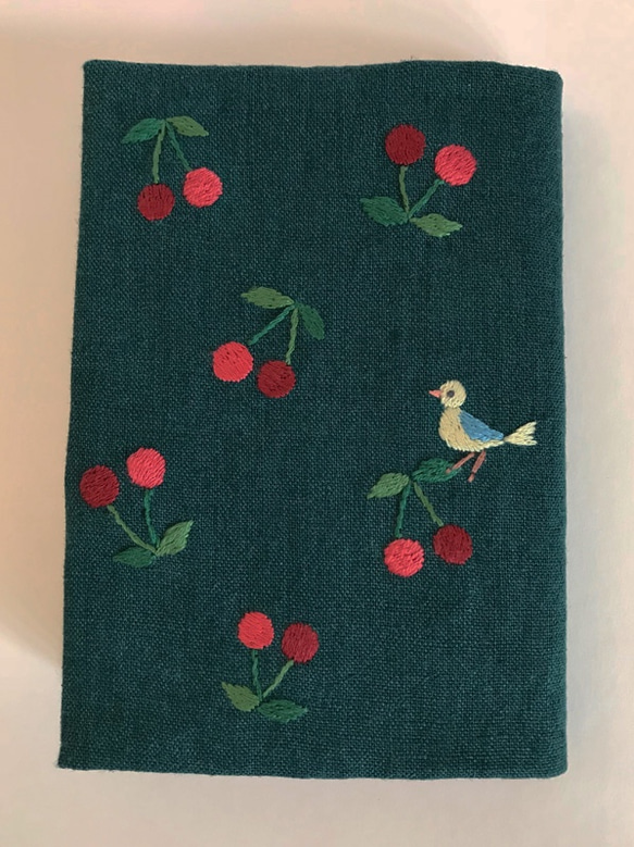 さくらんぼと小鳥の刺繍の文庫本カバー 2枚目の画像