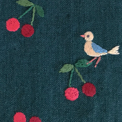 さくらんぼと小鳥の刺繍の文庫本カバー 6枚目の画像