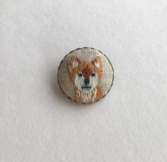 柴犬の刺繍ブローチ 1枚目の画像