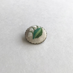 スズランの刺繍ブローチ 2枚目の画像