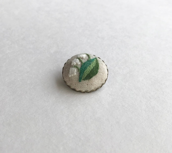 スズランの刺繍ブローチ 2枚目の画像