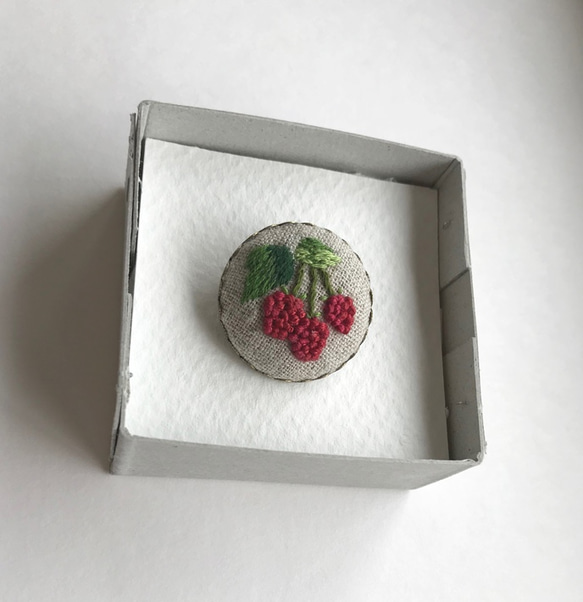 木苺の刺繍ブローチ 5枚目の画像