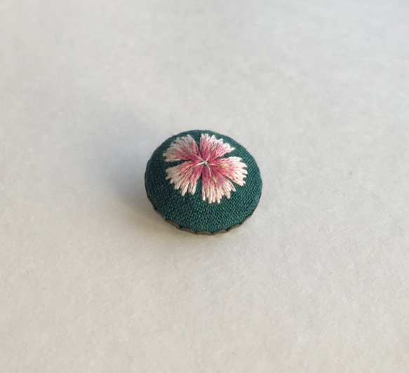 ナデシコの刺繍ブローチ 2枚目の画像