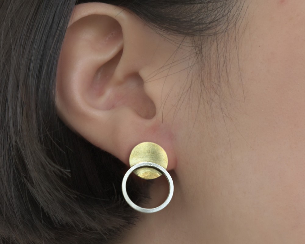 丸い枠とプレートの重なりピアス〈幾何学・記号・図形〉シルバーと真鍮