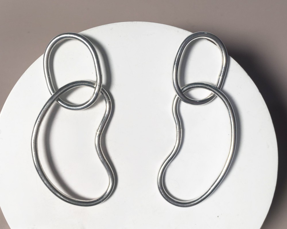 シルバー/丸とビーンの図形チェーンピアス〈うねうね・グラフィックモチーフ・幾何学・ビーン〉Silver925