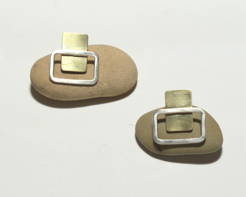 スクエア/シルバーの枠と真鍮プレートの重なりピアス〈図形・槌目・四角・彫金〉Silver925,ゴールド