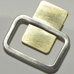 スクエア/シルバーの枠と真鍮プレートの重なりピアス〈図形・槌目・四角・彫金〉Silver925,ゴールド 3枚目の画像