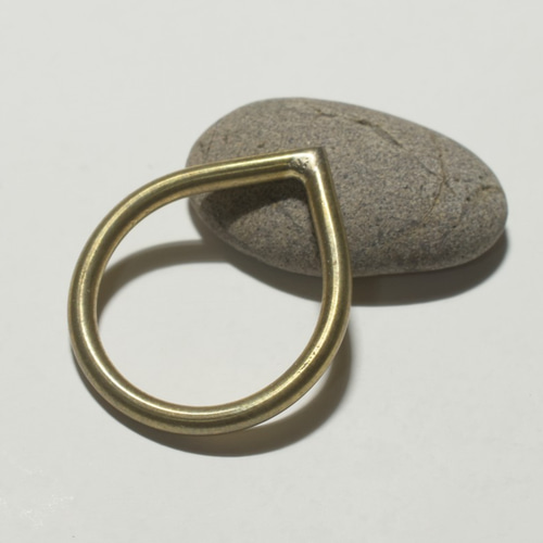 真鍮のしずく型リング〈ティアドロップ・涙型・槌目・図形・記号〉再販