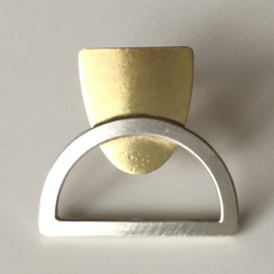 半円/シルバーの枠と真鍮プレートの重なりピアス〈図形・槌目・半円・楕円・彫金〉Silver925,ゴールド,Brass 3枚目の画像