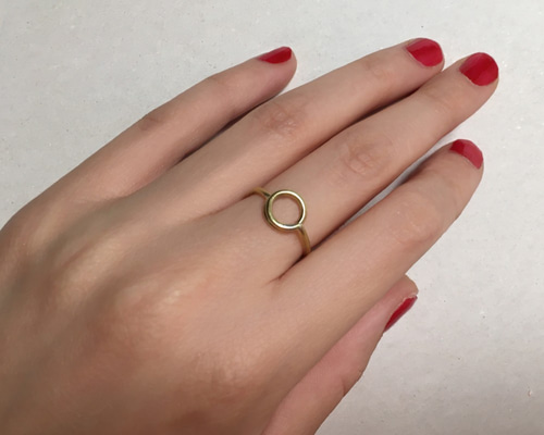 真鍮/O》イニシャルモチーフリング〈タイポグラフィー