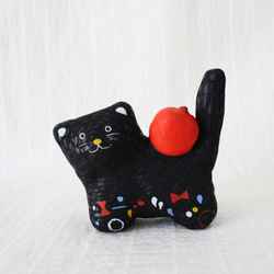 ラスト1点！冬支度ハンドメイド2019〜林檎を背負った 張り子の黒猫 4枚目の画像