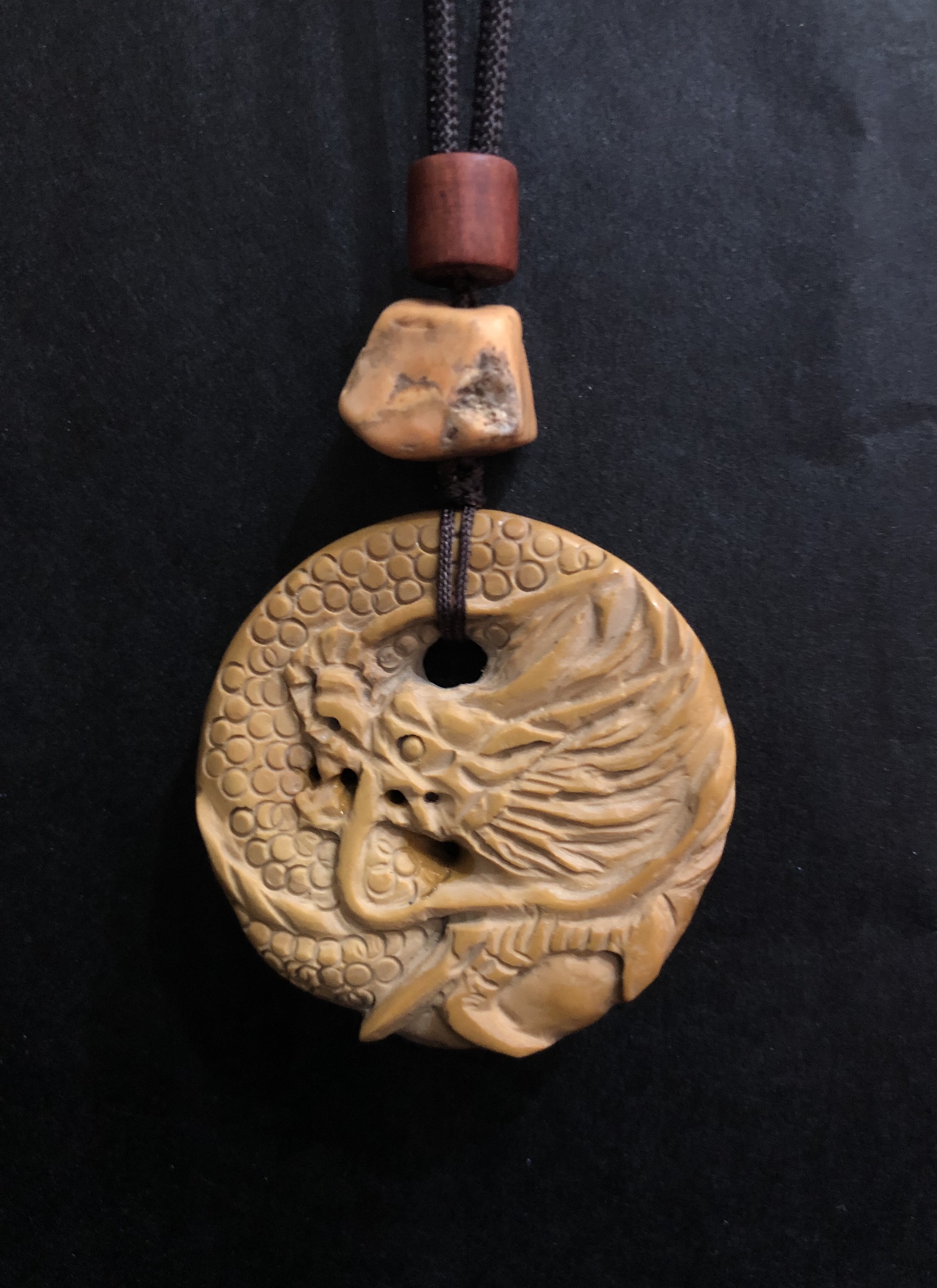 国産天然石　新潟産ジャスト　手彫り　幸せもたらす黄龍