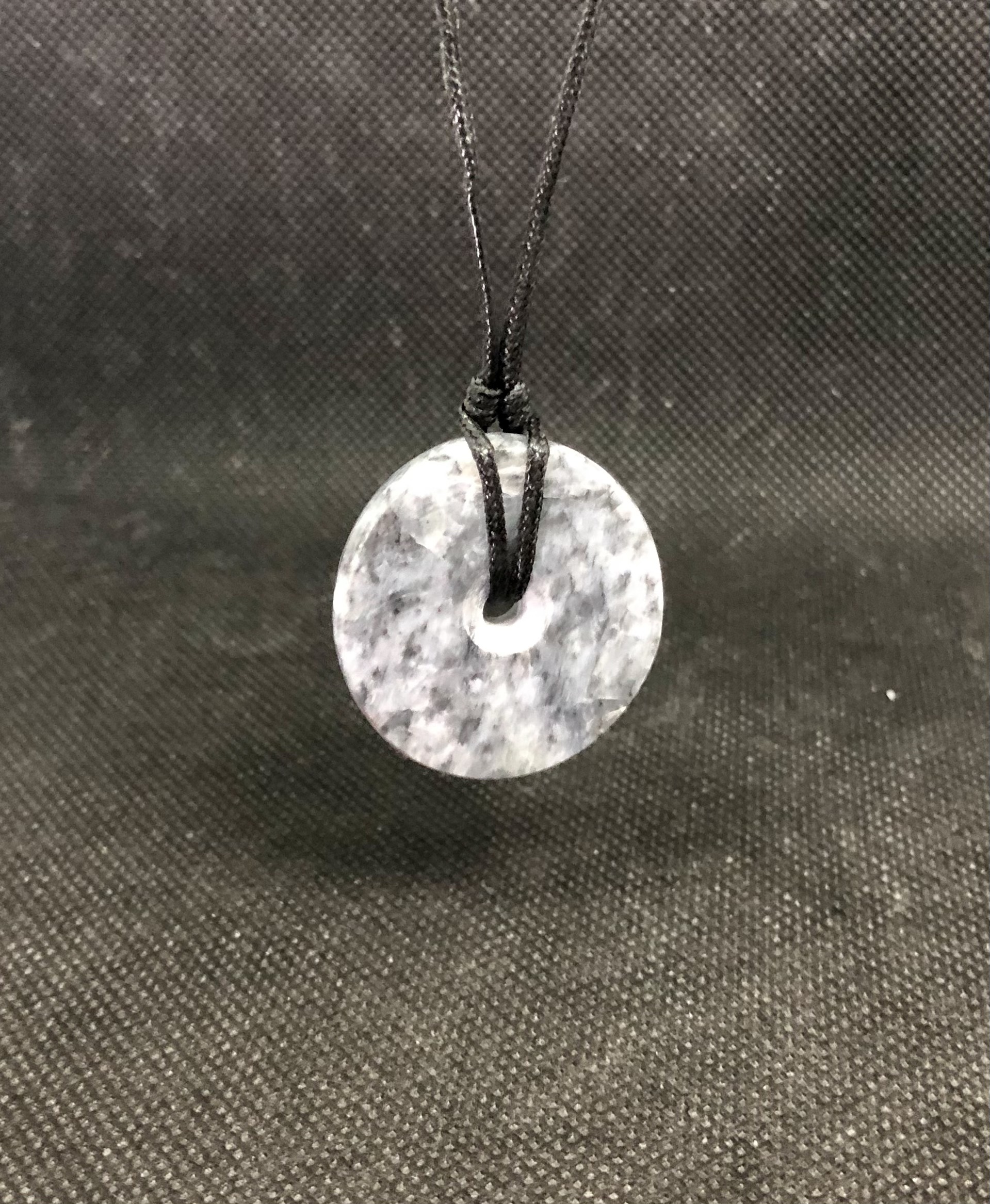 糸魚川黒翡翠　縁玉壁