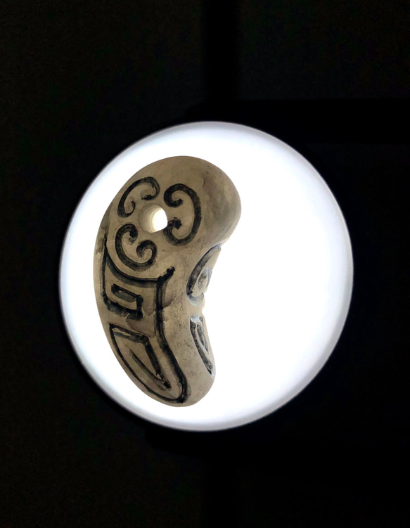 国産天然石 新潟産ミルククオーツ手彫り 古紋勾玉 4枚目の画像