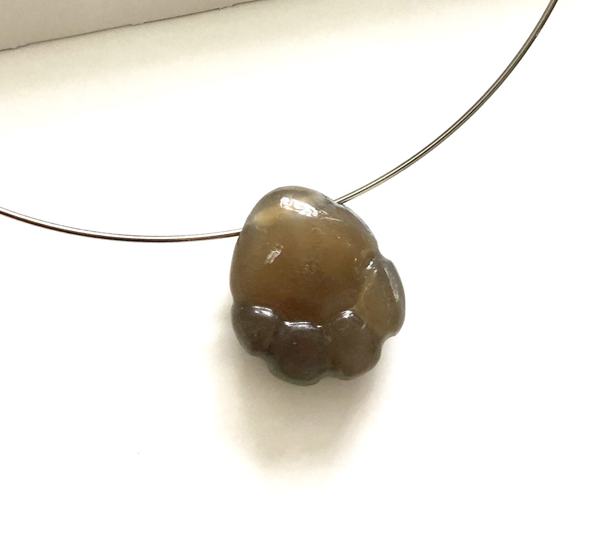 国産天然石 新潟産煙アゲート 手彫り 肉球