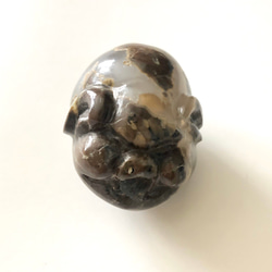 国産天然石　新潟産サンダーエッグ手彫り　豚石笛 1枚目の画像