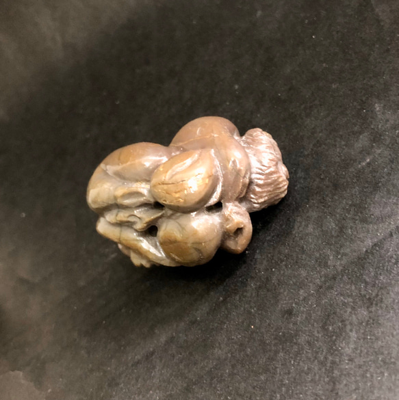 国産天然石　新潟産チャート手彫り　猿の桃隠しお香立て 7枚目の画像