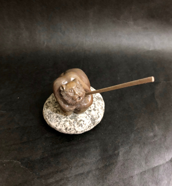 国産天然石　新潟産チャート手彫り　猿の桃隠しお香立て 9枚目の画像