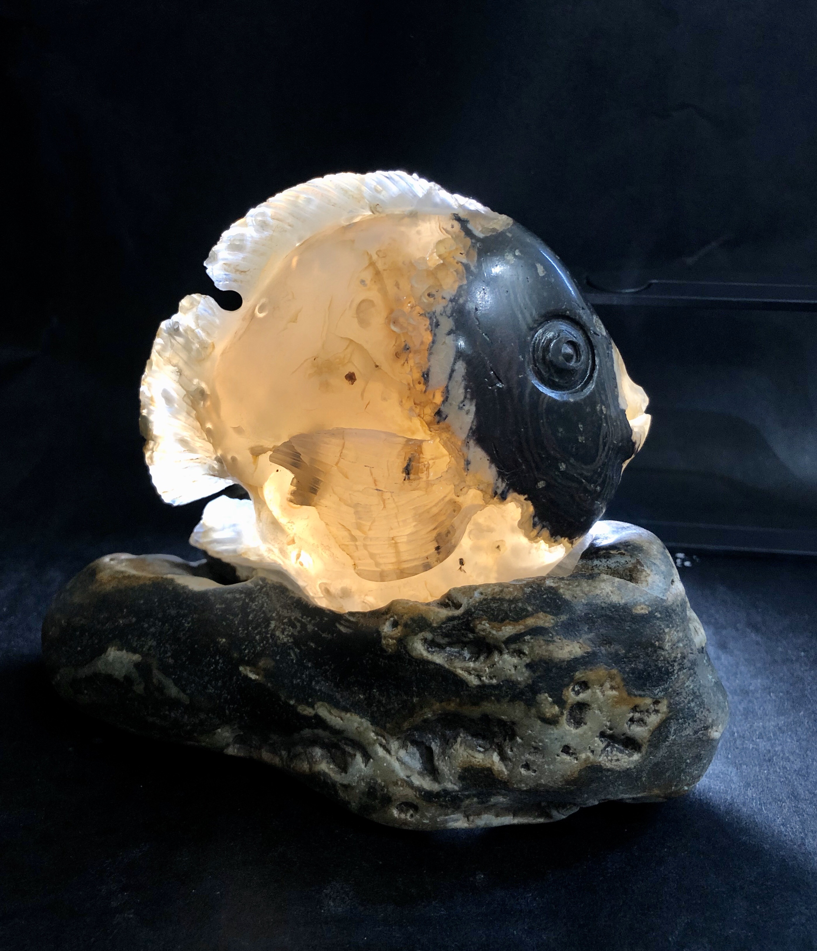 国産天然石　新潟産アゲート手彫り　魚　オブジェ　お香立て