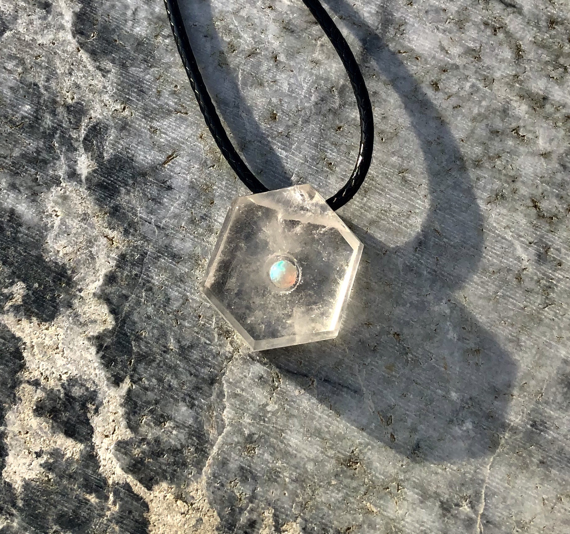 国産天然石　新潟産天然水晶六角结界　本オパール入り