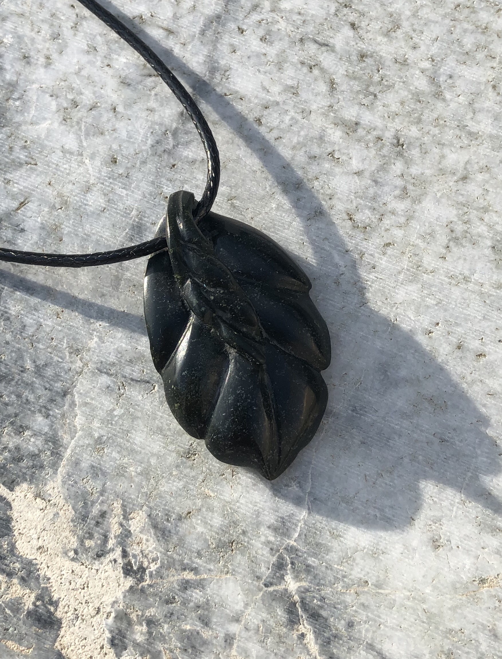 国産天然石　新潟産ブラックネフライト　手彫り　墨葉