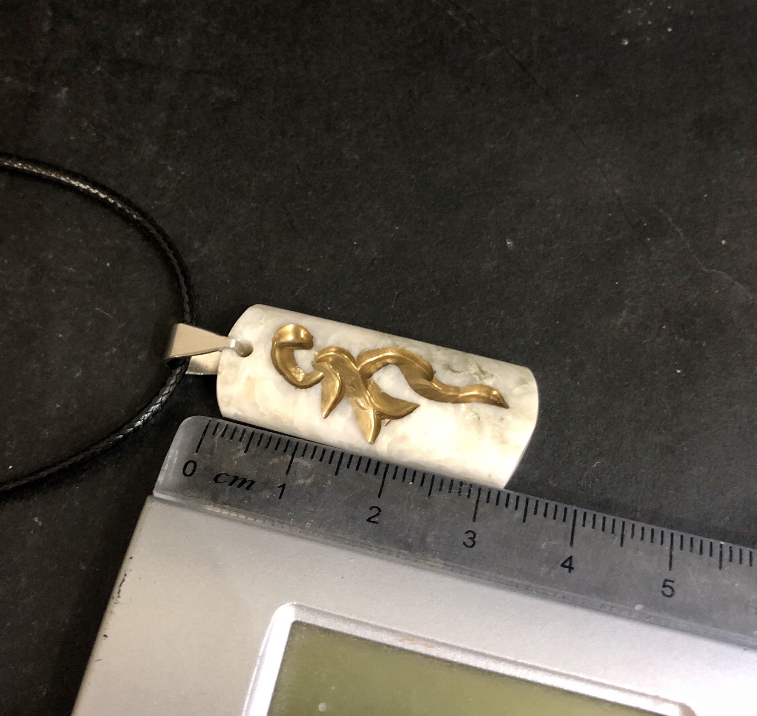 国産天然石 糸魚川翡翠 手彫り薬師如来様 梵字御守り 国産天然石 糸魚川翡翠 手彫り薬師如来様 梵字御守り