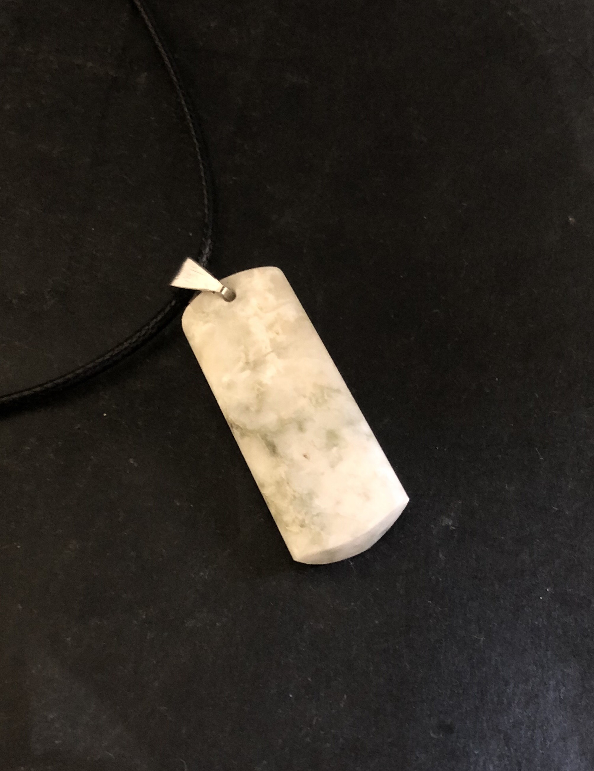 国産天然石 糸魚川翡翠 手彫り薬師如来様 梵字御守り 国産天然石 糸魚川翡翠 手彫り薬師如来様 梵字御守り