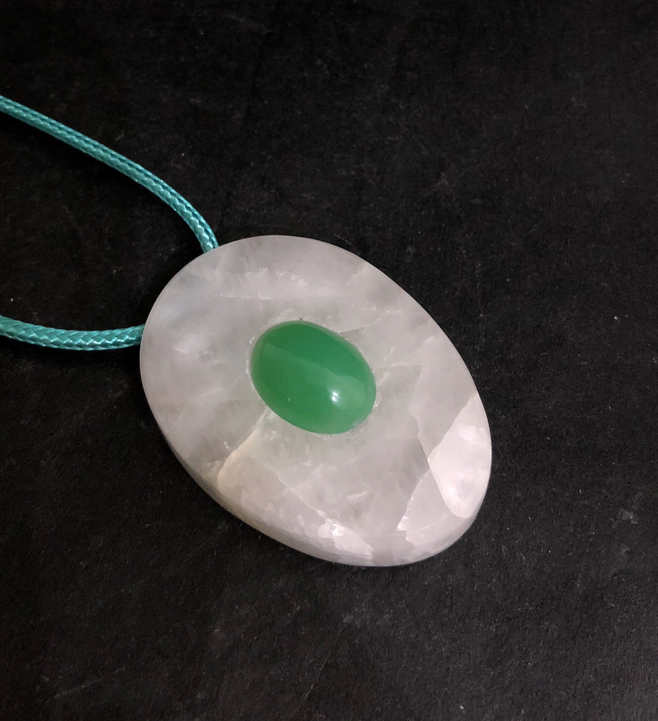 国産天然石　新潟産ミルククオーツinネフライト　南国の島 9,000円