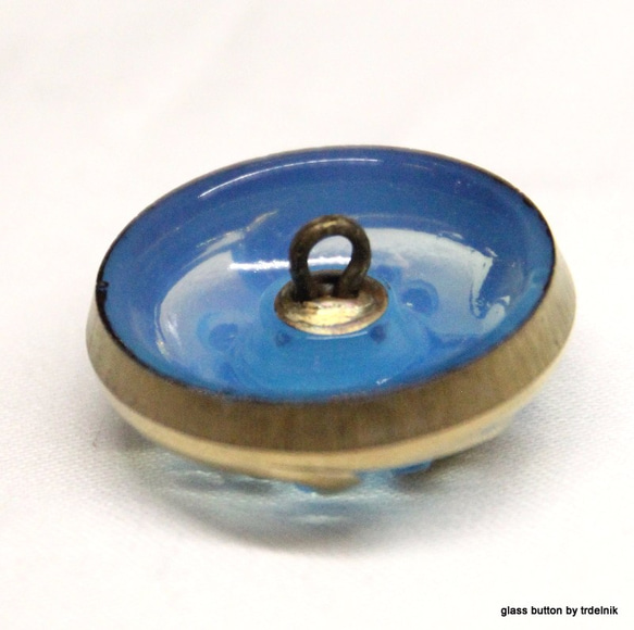 チェコガラスボタン　ドーム　クリーミーライトブルー 3枚目の画像