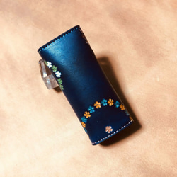 ヌメ革のキーケース　花柄　ロイヤルブルー　　 2枚目の画像