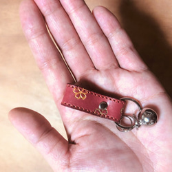 とても小さい革のキーリング 　桜　赤 3枚目の画像