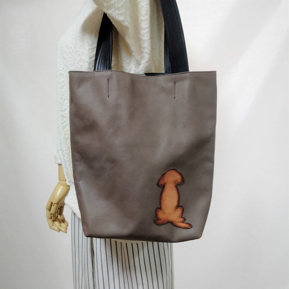 縦長 革のトートバック  わんこの後姿