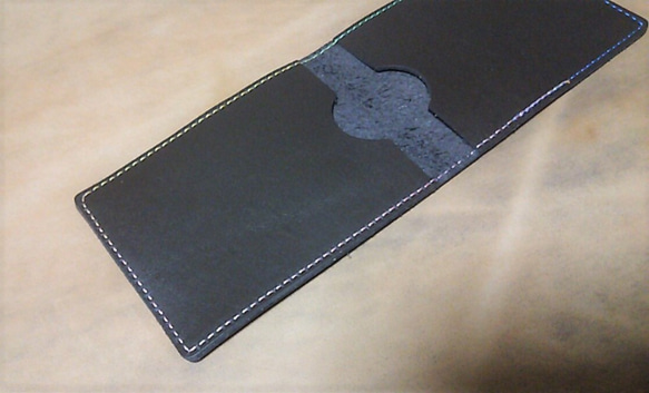 革の2折りパスケース　シンプル　茶色 2枚目の画像