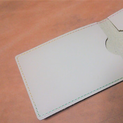 革の2折りパスケース　シンプル　白 3枚目の画像