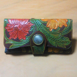 高級ヌメ革使用の三折り財布　オリジナルカービング　（茶色） 1枚目の画像