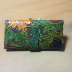 高級ヌメ革使用の三折り財布　オリジナルカービング　（茶色） 2枚目の画像