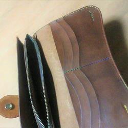 高級ヌメ革使用の三折り財布　オリジナルカービング　（茶色） 4枚目の画像