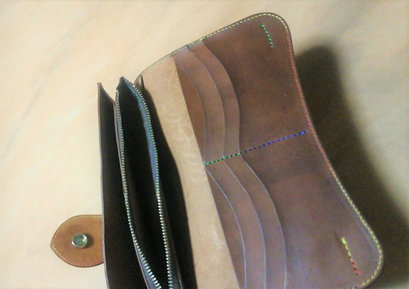 高級ヌメ革使用の三折り財布　オリジナルカービング　（茶色） 4枚目の画像