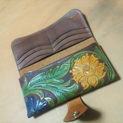 高級ヌメ革使用の三折り財布　オリジナルカービング　（茶色） 5枚目の画像