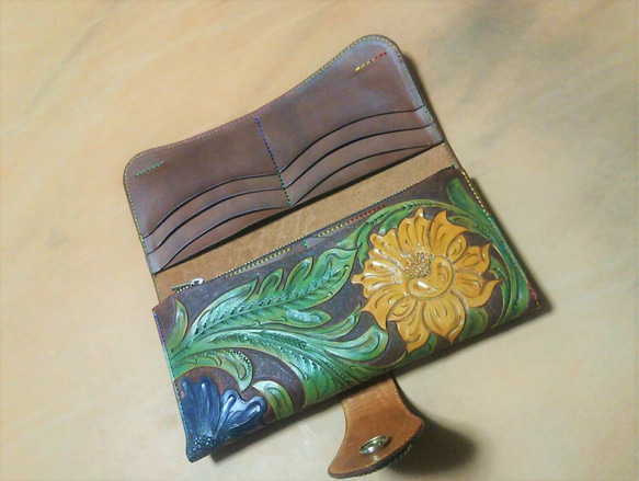 高級ヌメ革使用の三折り財布　オリジナルカービング　（茶色） 5枚目の画像