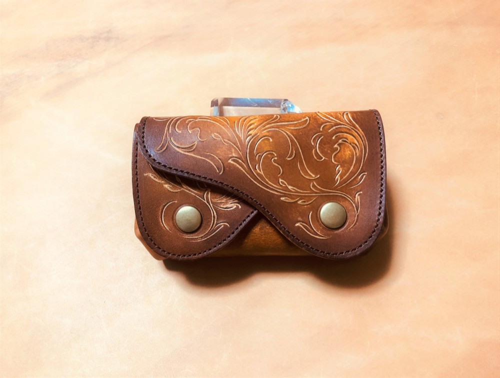 高級ヌメ革　手染めのルーズ財布 　ナイフカッティング唐草模様　アンティーク茶